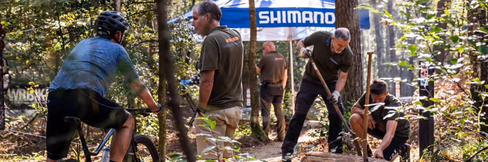 Et team med stiarbeidere som jobber på en stistrekning, Shimano Trail Born