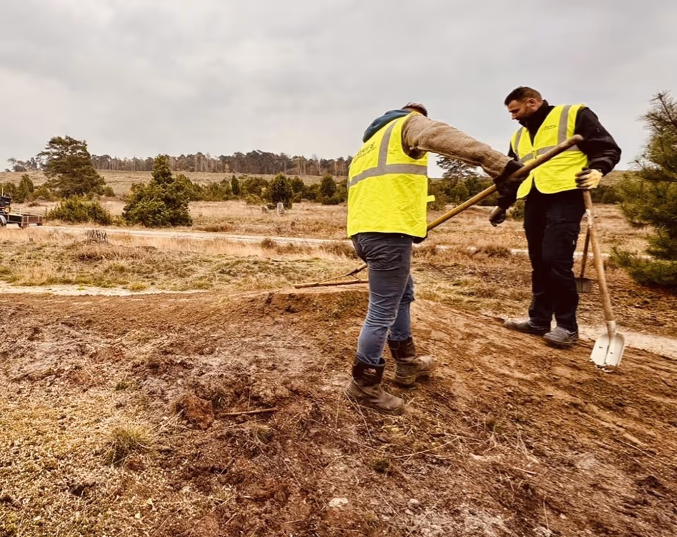 Stiarbeidere som jobber på stien, Shimano Trail Born