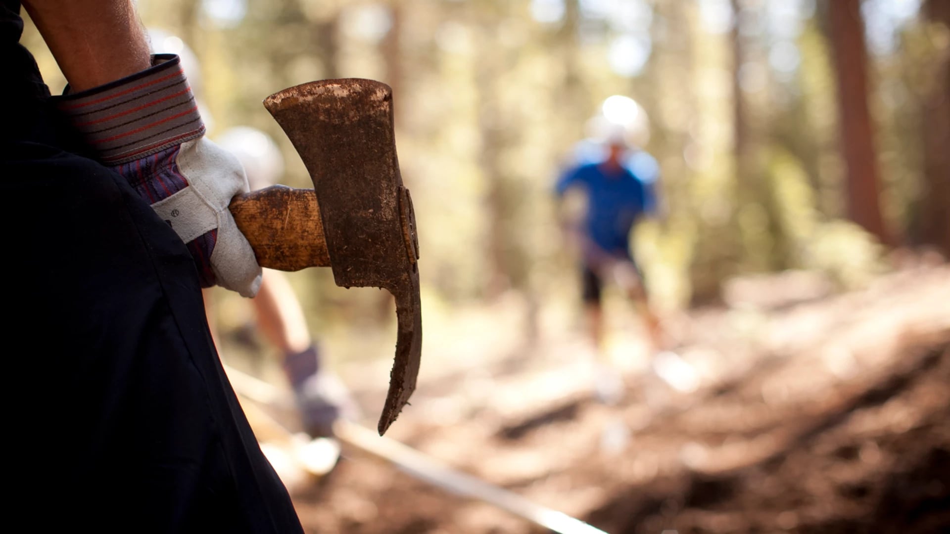 Stiarbeider som holder et stiredskap og jobber med et Shimano Trail Born-prosjekt