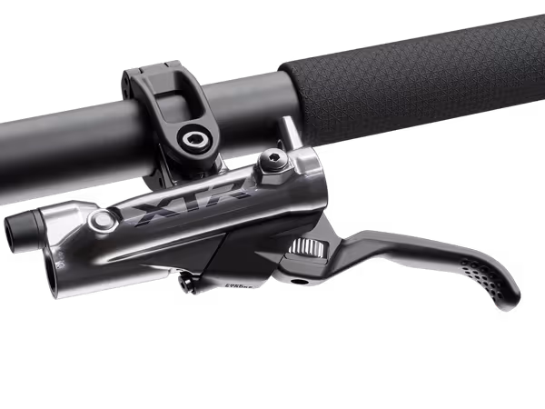 BL-M9220 - el pivote revisado, más cercano, sigue el arco natural de tu dedo para ofrecer un frenado potente y consistente.
