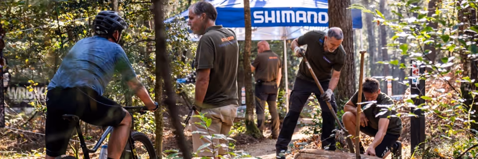 Une équipe de volontaires travaille sur une section du sentier Shimano Trail Born