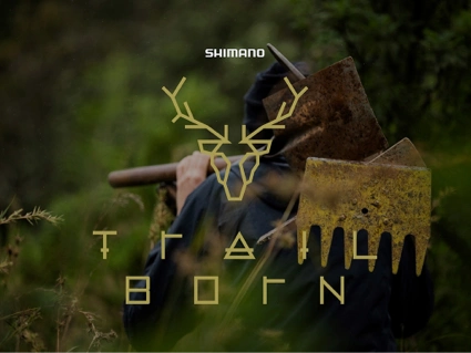 Volontaire descendant le sentier Shimano Trail Born