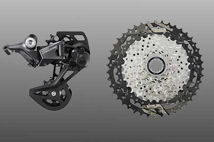 Cambio de bicicleta y cassette sobre fondo gris