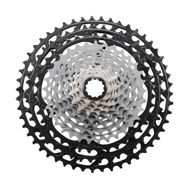 Cassette negro y plata aislado sobre un fondo blanco