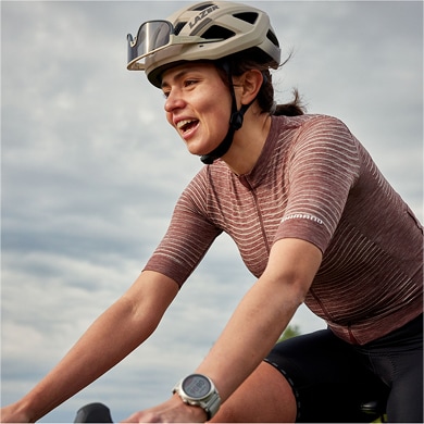 ABRAÇA A ALEGRIA DA EXPERIÊNCIA COM O NOSSO JERSEY VERSÁTIL PARA GRAVEL, ESPECIFICAMENTE CRIADO PARA SENHORAS.