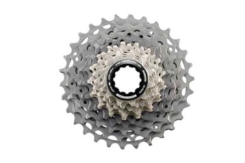 Cassette de vélo contre un fond blanc.