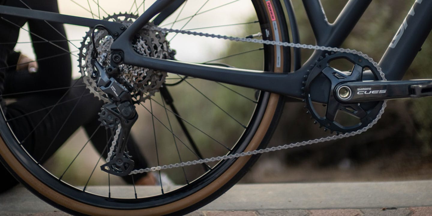 Zbliżenie na tylne koło roweru i mechanizm korbowy Shimano.