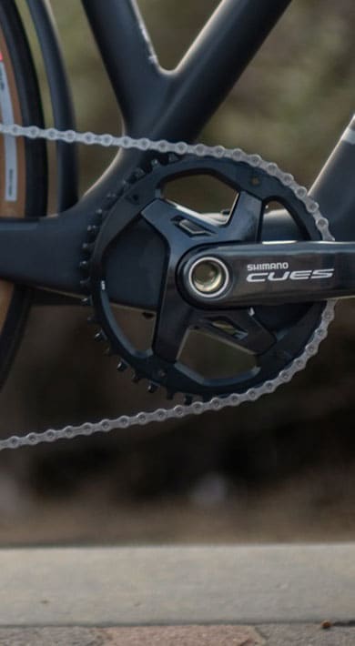 Zbliżenie na tylne koło roweru i mechanizm korbowy Shimano.