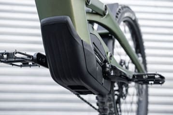 Nahaufnahme eines Elektrofahrradmotors mit Pedaleinheit.