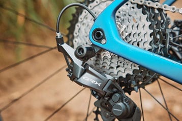 Nahaufnahme eines Shimano GRX-Schaltwerks und einer Kassette.