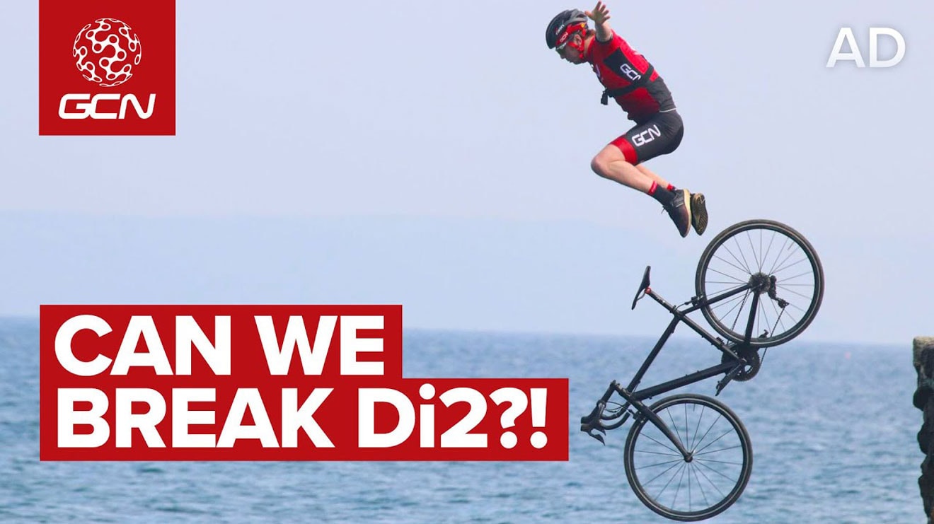 Wielrenner springt met fiets in de oceaan, tekst 'Can We Break Di2?!'