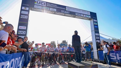 Ciclistas na linha de largada dos 2023 Gravel World Championships, na Itália