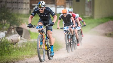 Radfahrer im Rennen auf einem Schotterweg