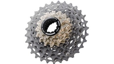 Pila de piñones de cassette de bicicleta con múltiples engranajes.