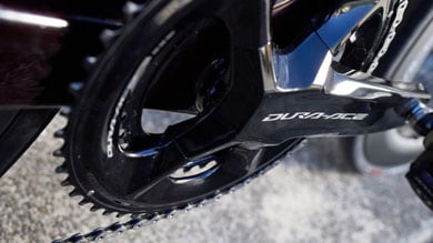 Primer plano de un plato y cadena de bicicleta Dura-Ace.