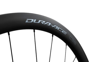 Primer plano de una rueda de bicicleta con la marca Dura-Ace C36.