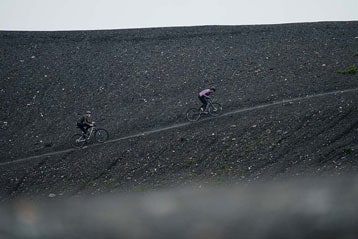 Twee fietsers op een steil, rotsachtig pad.