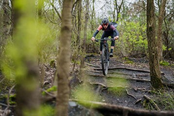 Mountainbiker op een bospad.