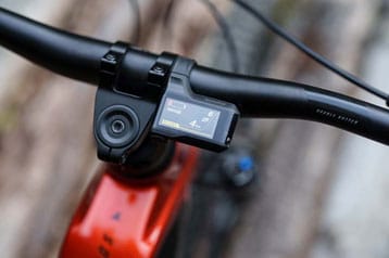Fietsstuur met elektronisch display dat instellingen en bereik toont.