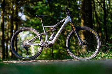 Mountainbike op een bospad.