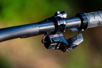 Close-up van een fietsstuur met Shimano Deore XT schakelsysteem.