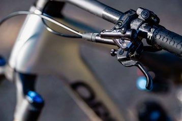 Close-up van een fietsstuur en remhendel.