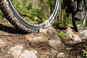 Mountainbikewiel op een rotsachtig pad.