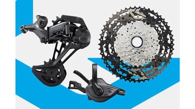 Groupe de vitesses Shimano Deore XT sur fond bleu et blanc