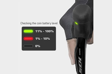 Checking the coin battery level with Shimano 105 handlebar showing green light for 11-100%, red light for 1-10%, gray for 0%.