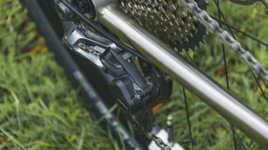Ein Shimano GRX-Schaltwerk an einem Gravelbike, mit Kassette und Kette in einer natürlichen Umgebung.