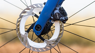 SHIMANO GRX brake calipers for reliable braking on gravel bike