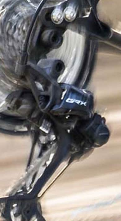 Close-up van een draaiend fietswiel en derailleur in beweging