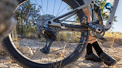 Nuevo grupo de cambio electrónico XTR M9200 de Shimano para mountain bike en una bicicleta de cross country