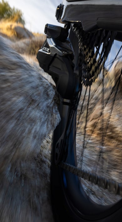 Cambio trasero wireless Shimano XTR M9250 golpeándose contra una roca sin romperse  
