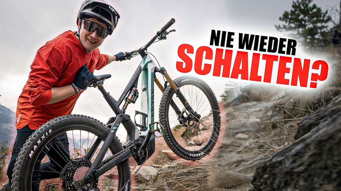 Cyclist in red shirt with mountain bike on rocky trail, text reads 'Nie wieder schalten?'
