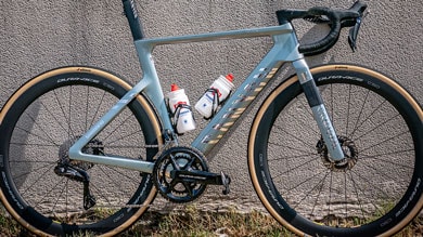 Moderna bici Canyon con due borracce, parcheggiata davanti a una parete