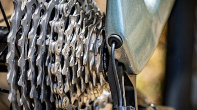 Close-up van een fietsversnellingscassette en derailleur.