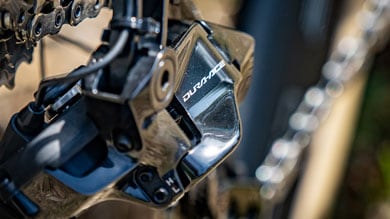 Close-up van Dura-Ace fietsderailleur en versnellingsmechanisme