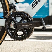 Close-up van een Dura-Ace crankstel en kettingblad op een fiets