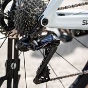 Close-up van een fietsachterderailleur en versnellingscassette