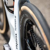 Close de uma roda de bicicleta e quadro com as marcas Vittoria Zoover e Dura-Ace