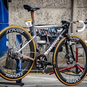 Specialized S-Works racefiets met Roval wielen op een fietsenstandaard