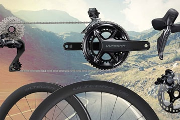 Shimano-Ultegra-Radkomponenten vor Bergkulisse.