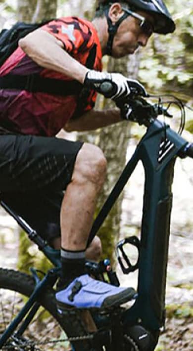 Deux cyclistes parcourant un sentier forestier en VTT.