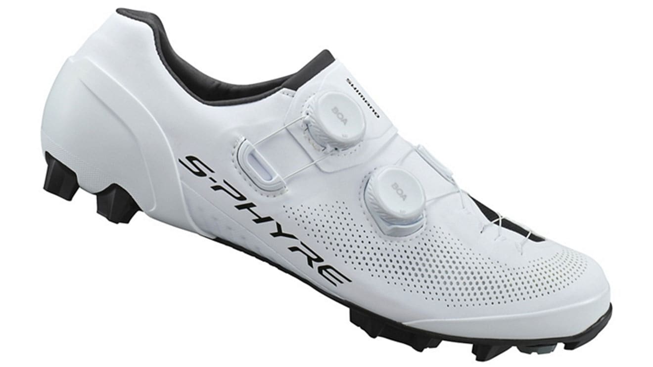 Zapatilla de ciclismo blanca con suela negra y calas