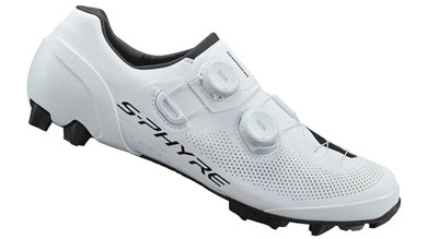 Zapatilla de ciclismo blanca con suela negra y cierres de dial