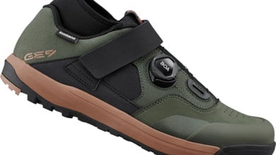 Zapatilla de ciclismo Shimano verde con suela marrón y sistema de cierre Boa