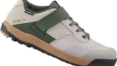 Zapatilla de ciclismo Shimano GE7 con detalles en verde, beige y marrón