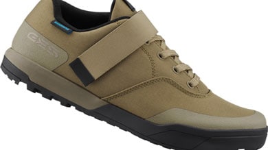Zapatilla de ciclismo marrón con suela negra y cierre de velcro