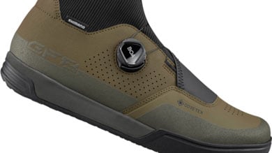 Zapatilla de ciclismo alta en negro y oliva con dial BOA y diseño impermeable